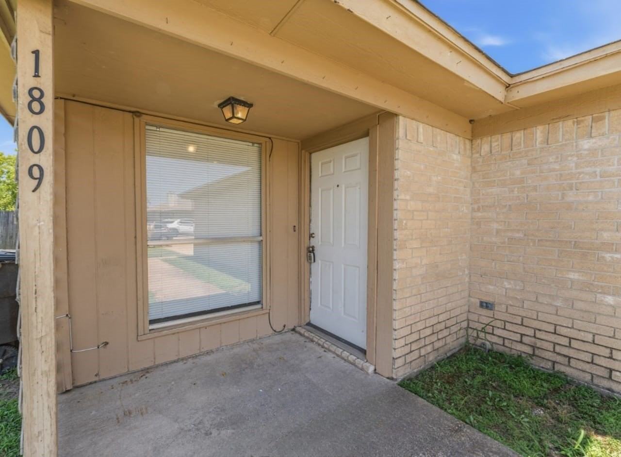 1809 San Rafael St - Photo 2 of 23