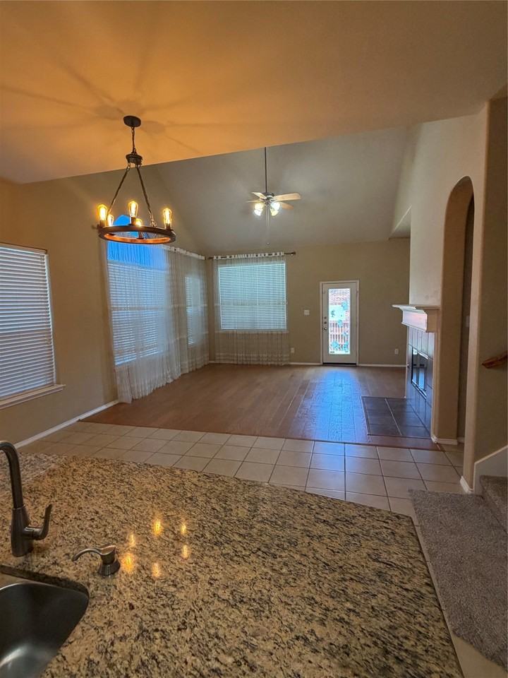 11490 La Grange Dr - Photo 7 of 27
