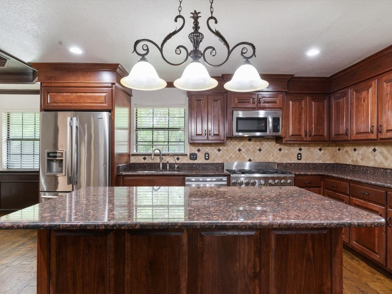 922 Beverly Ct - Photo 7 of 34