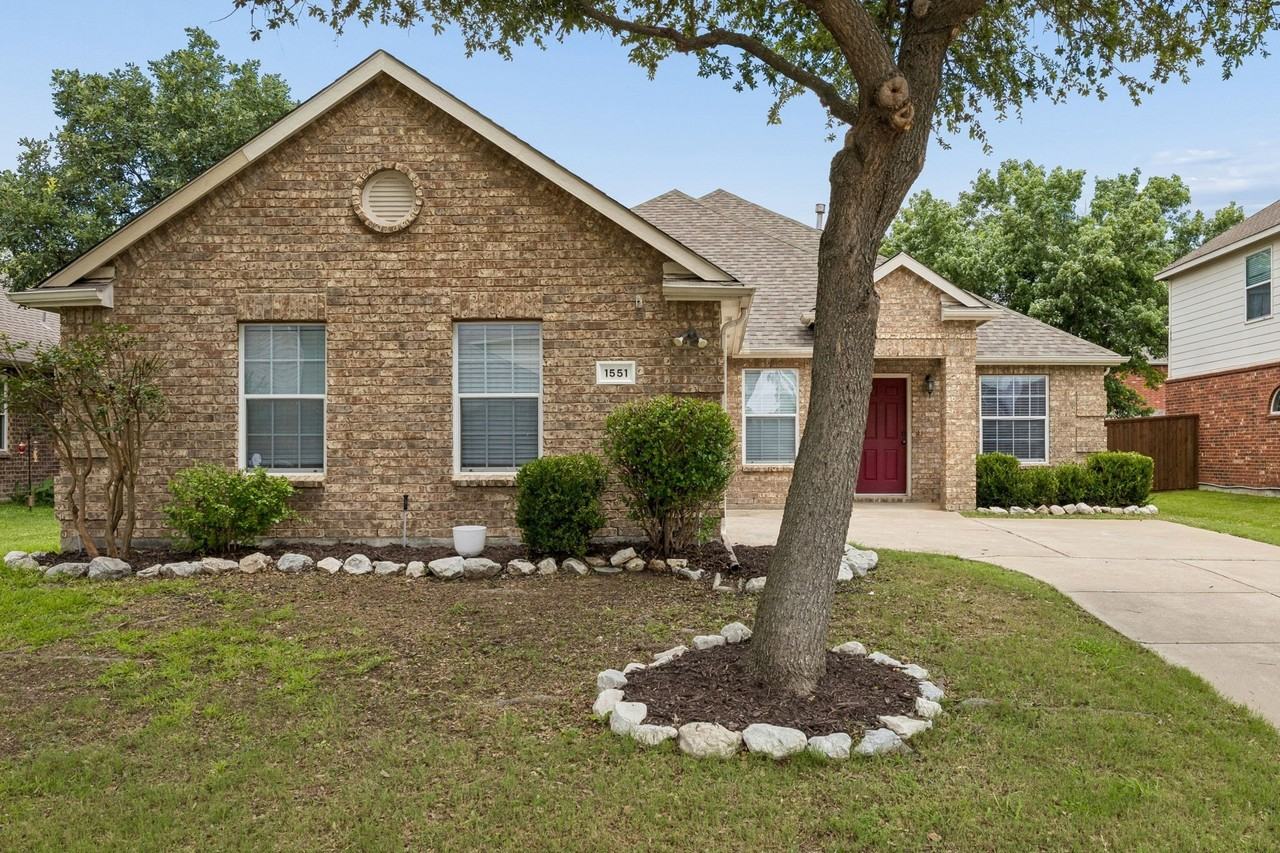 1551 Cedar Springs Dr - Photo 2 of 31