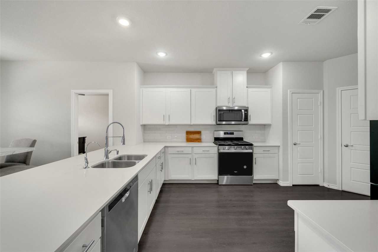 1117 Goldfinch Dr - Photo 5 of 33