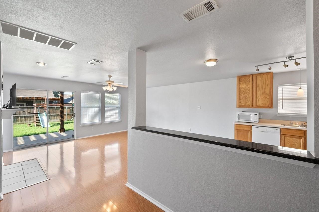 5012 Raymond Dr - Photo 4 of 20
