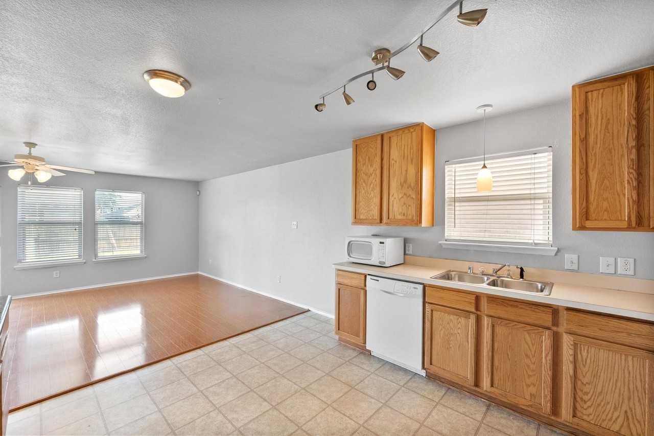 5012 Raymond Dr - Photo 5 of 20