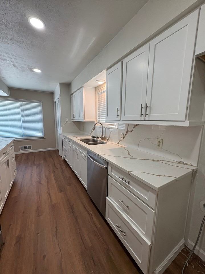 615 Oak Forest Dr - Photo 7 of 30