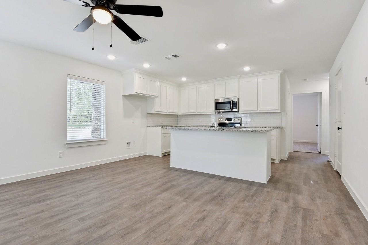 103 E Bond St - Photo 4 of 21
