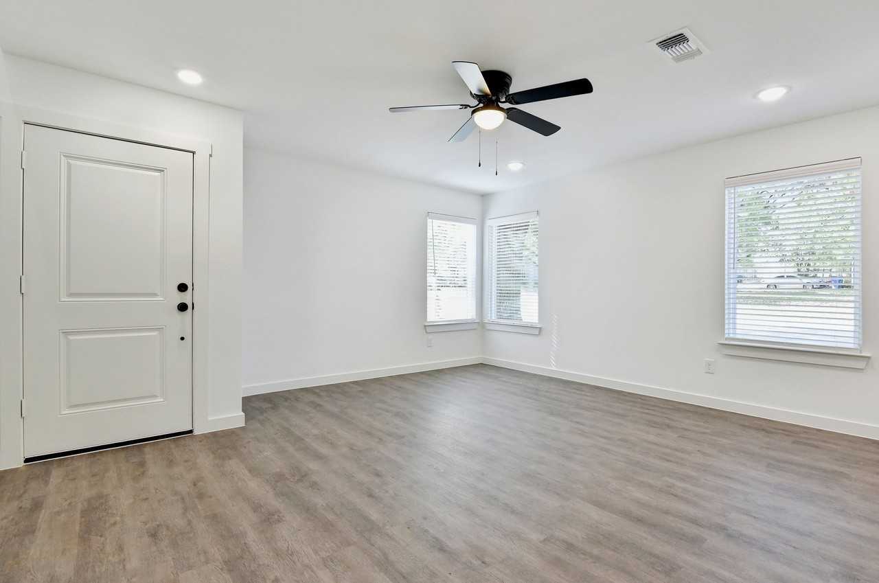 103 E Bond St - Photo 7 of 21