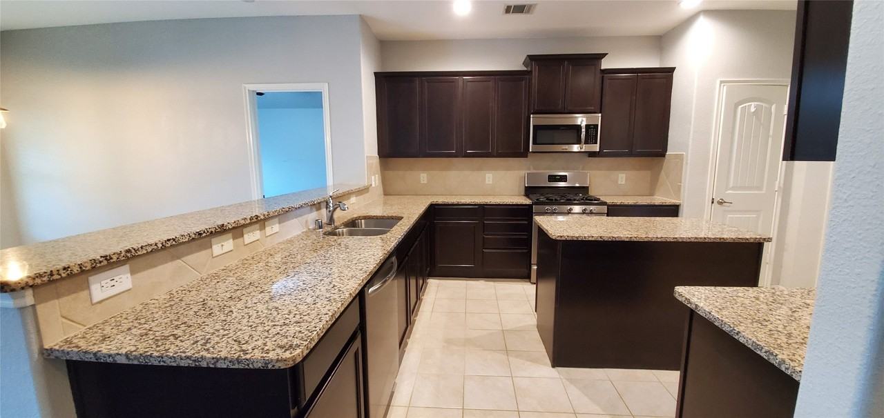 929 Lake Woodland Dr - Photo 4 of 15