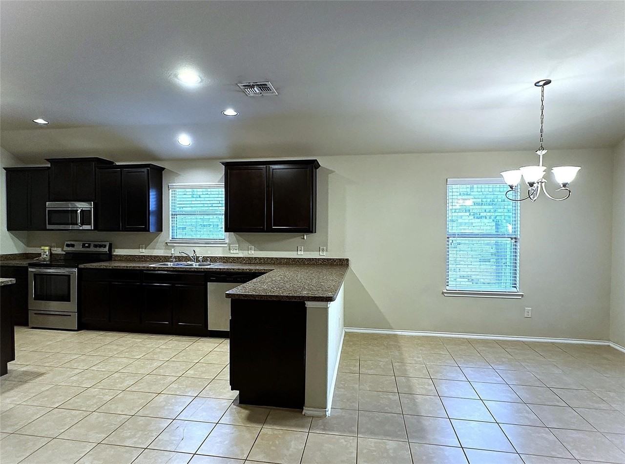 929 Hazels Way - Photo 3 of 14
