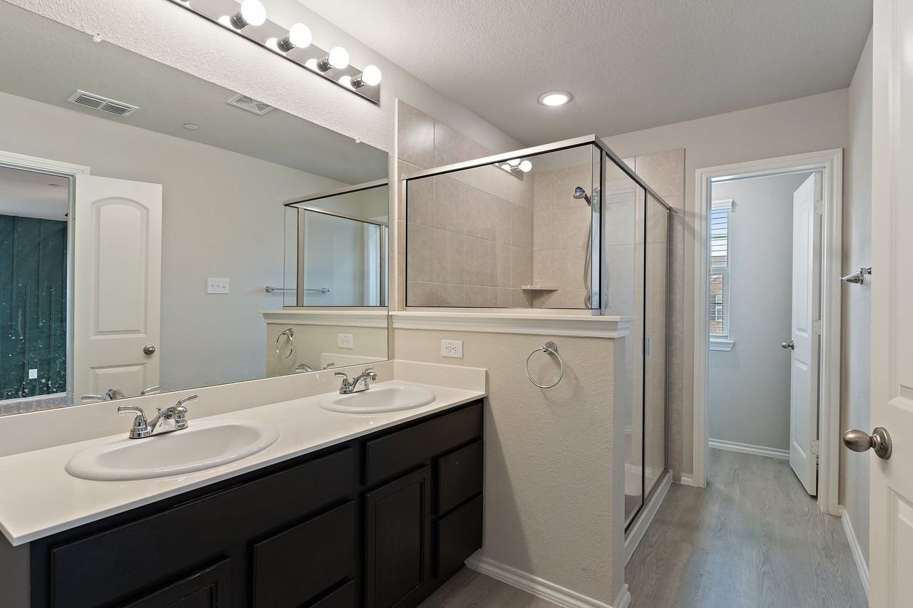 2833 Bellflower Dr - Photo 3 of 31