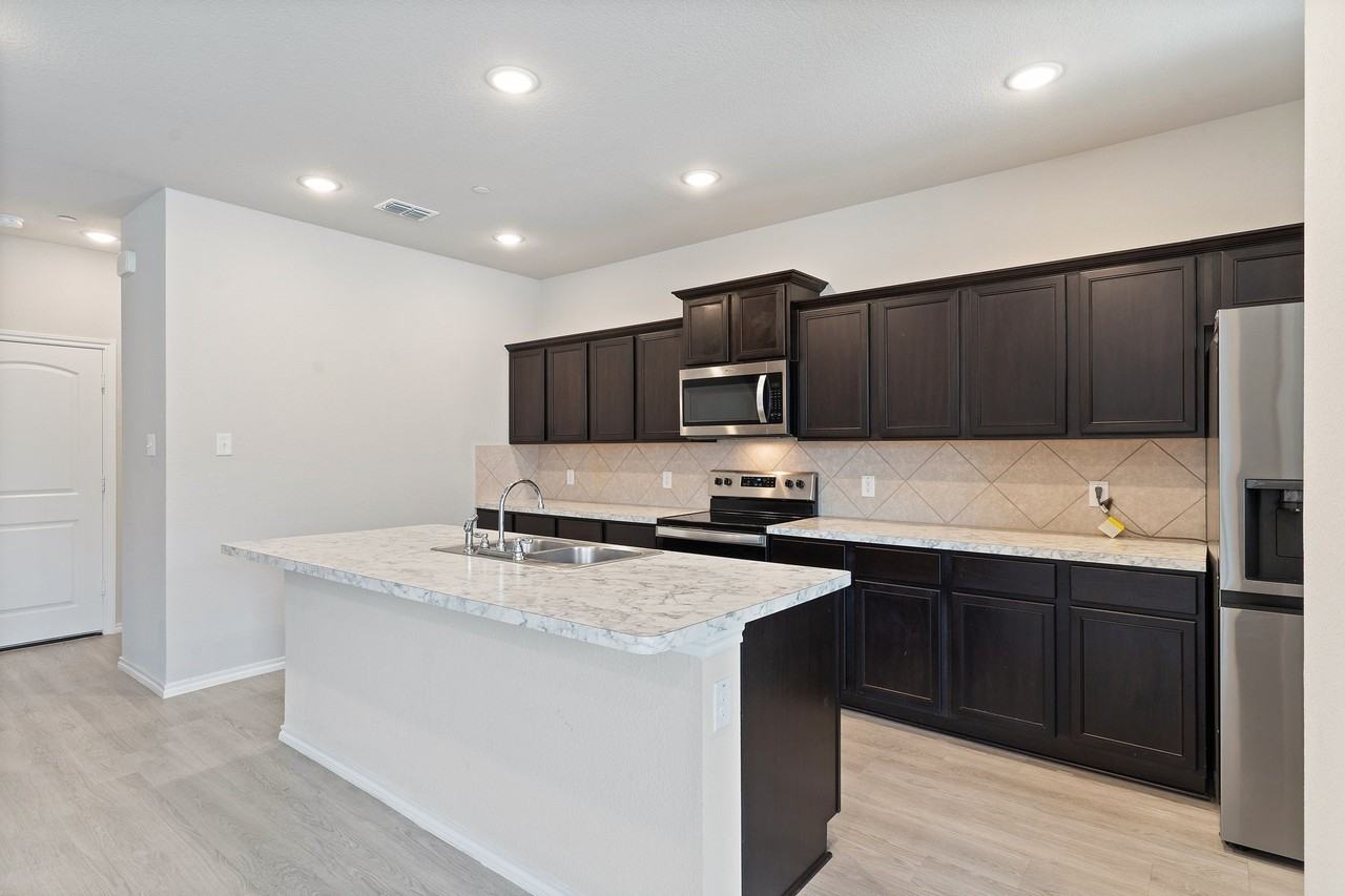 2833 Bellflower Dr - Photo 5 of 31