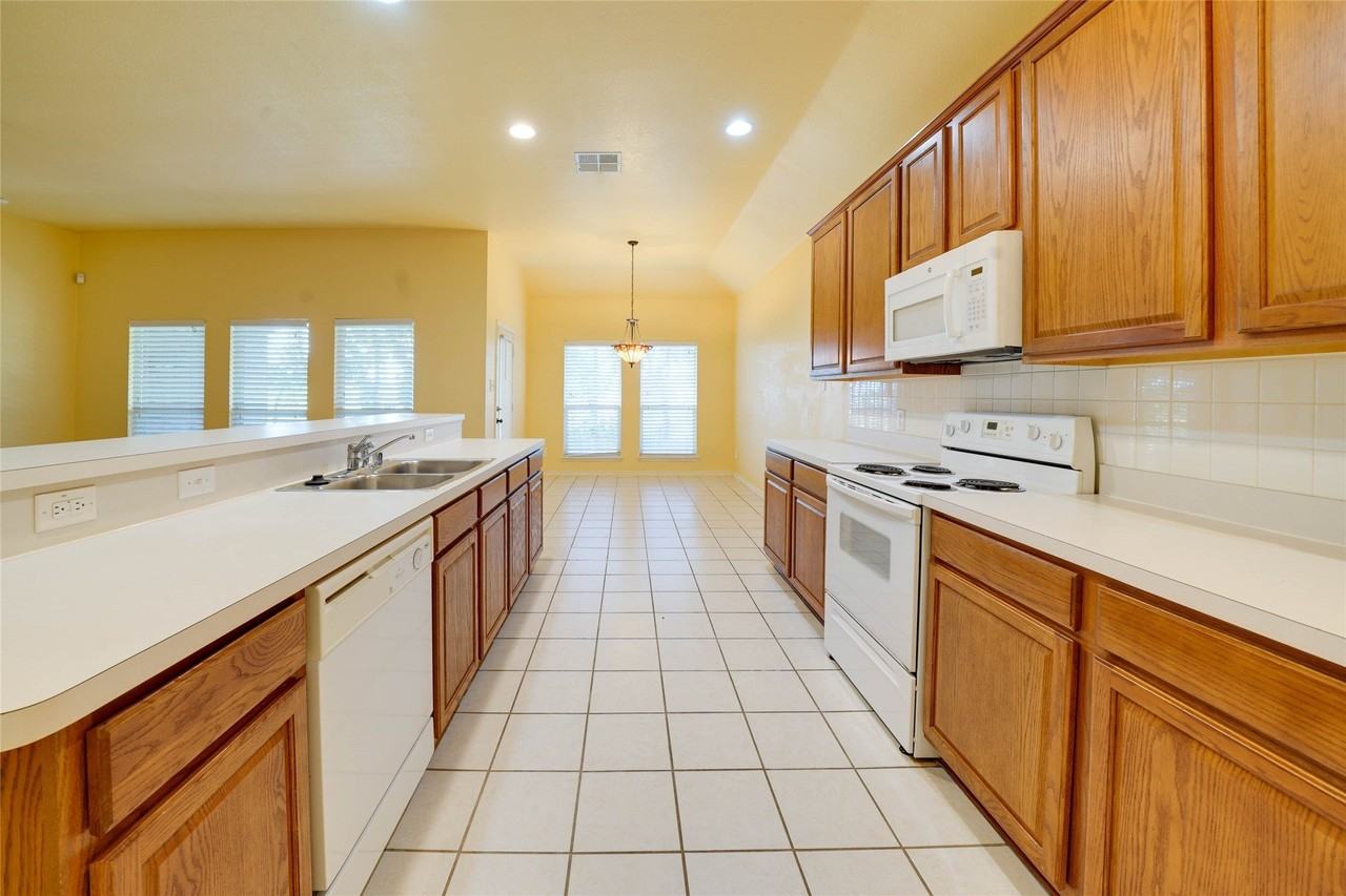 9724 Water Tree Dr - Photo 4 of 23