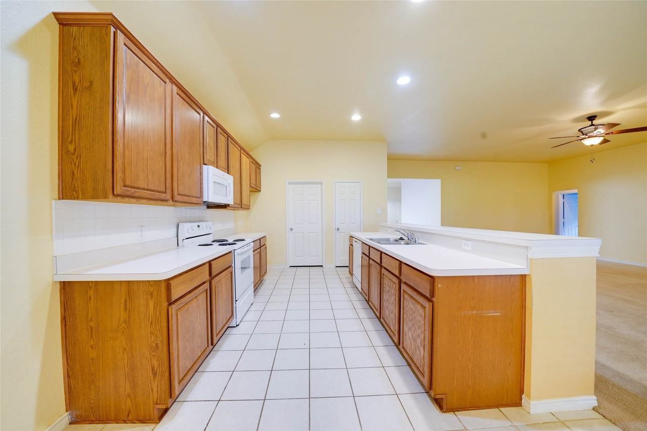 9724 Water Tree Dr - Photo 5 of 23