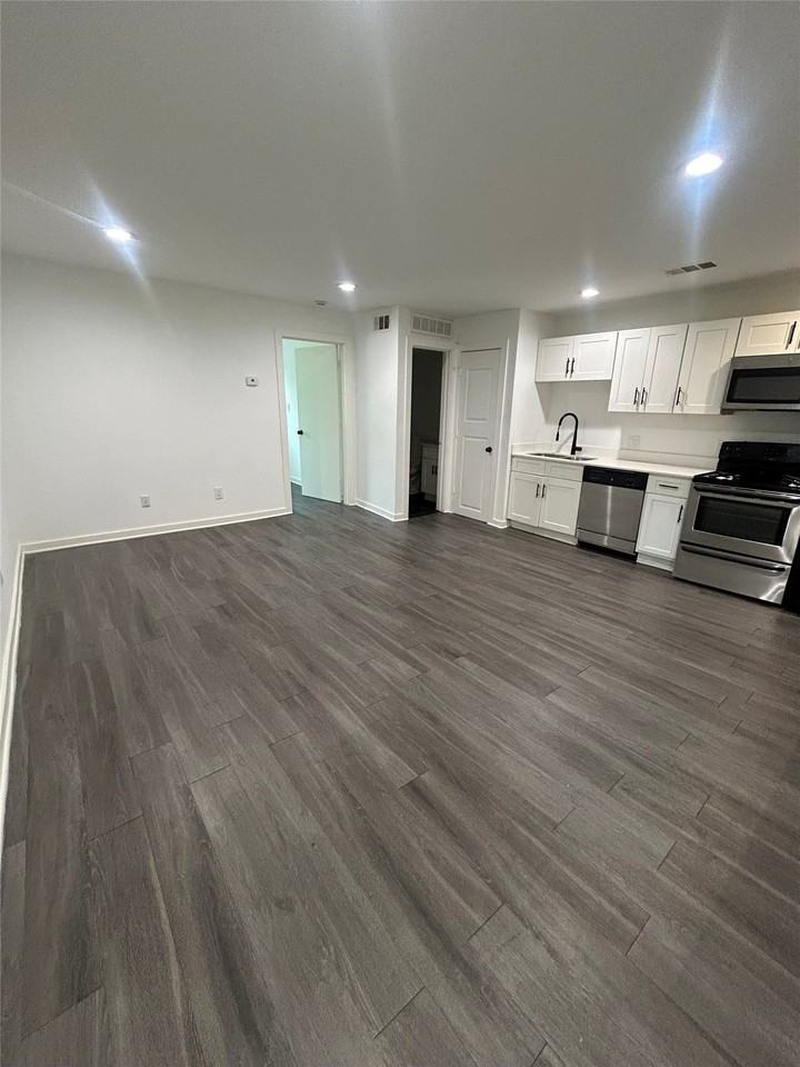 321 E 8th St #107 - Photo 4 of 10