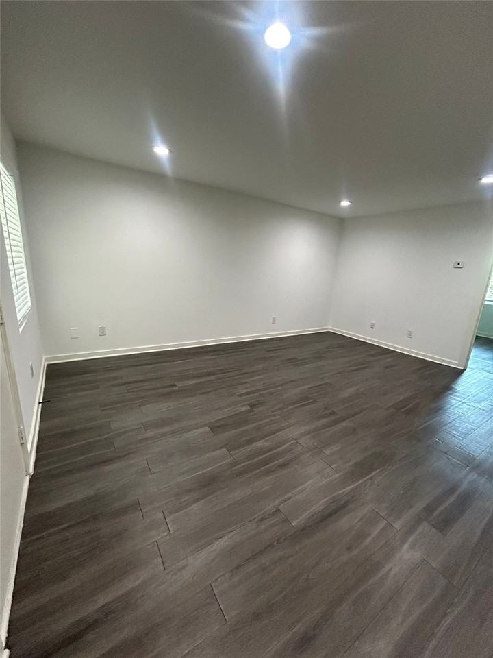 321 E 8th St #107 - Photo 5 of 10