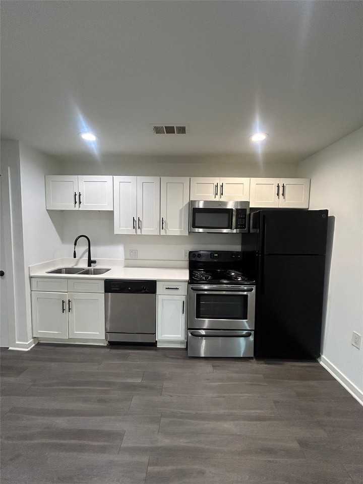 321 E 8th St #107 - Photo 6 of 10
