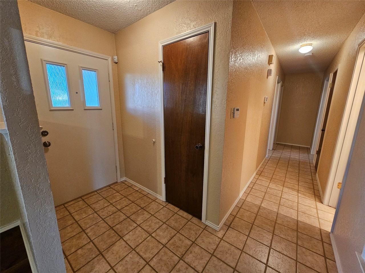 400 Hallmark Dr - Photo 4 of 32