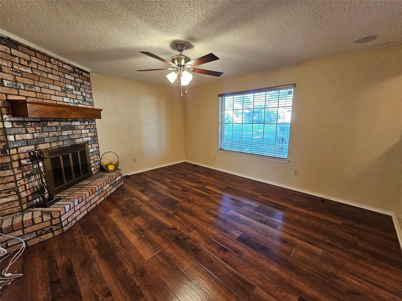 400 Hallmark Dr - Photo 6 of 32