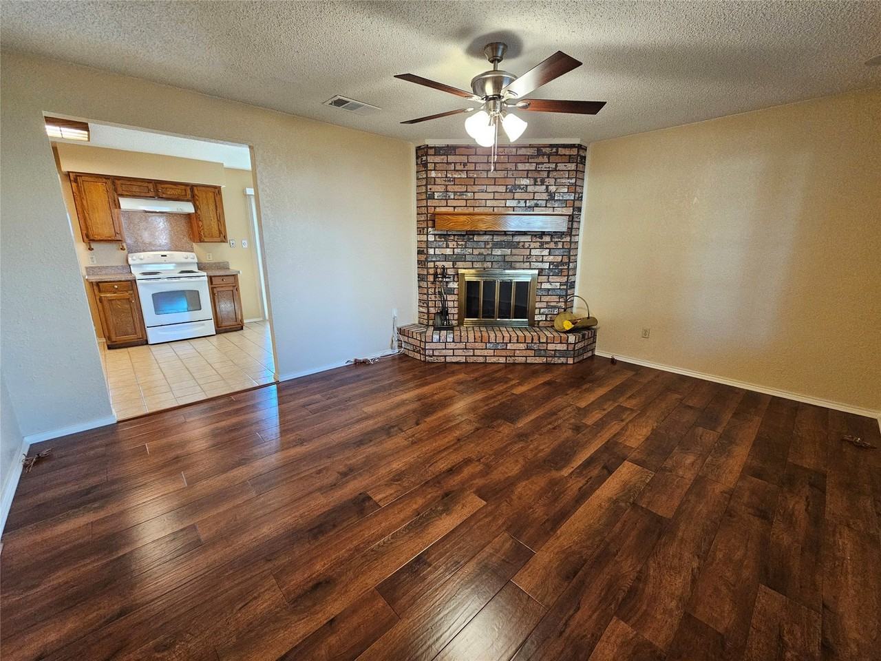 400 Hallmark Dr - Photo 7 of 32