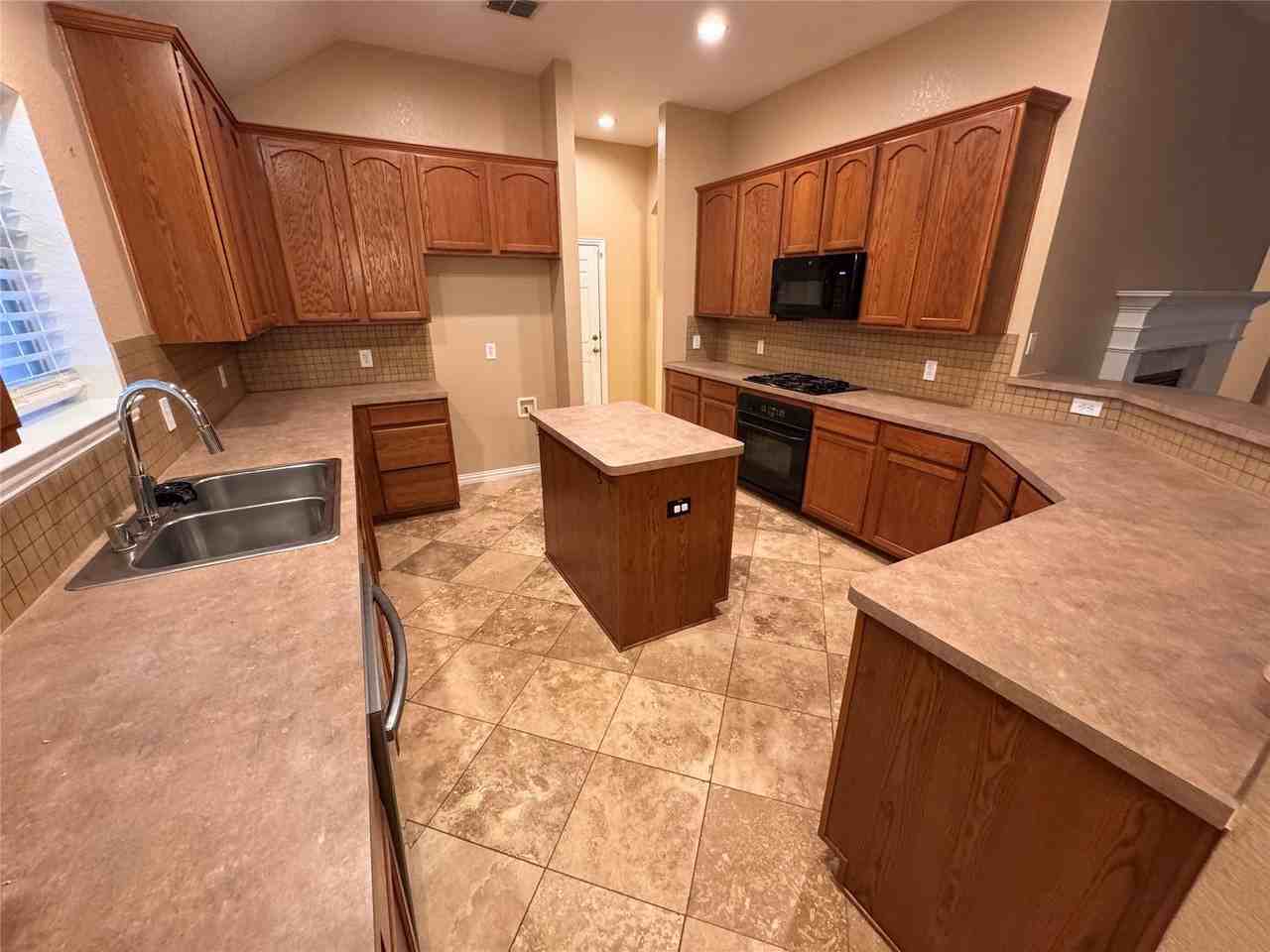 3011 Clear Springs Dr - Photo 3 of 31