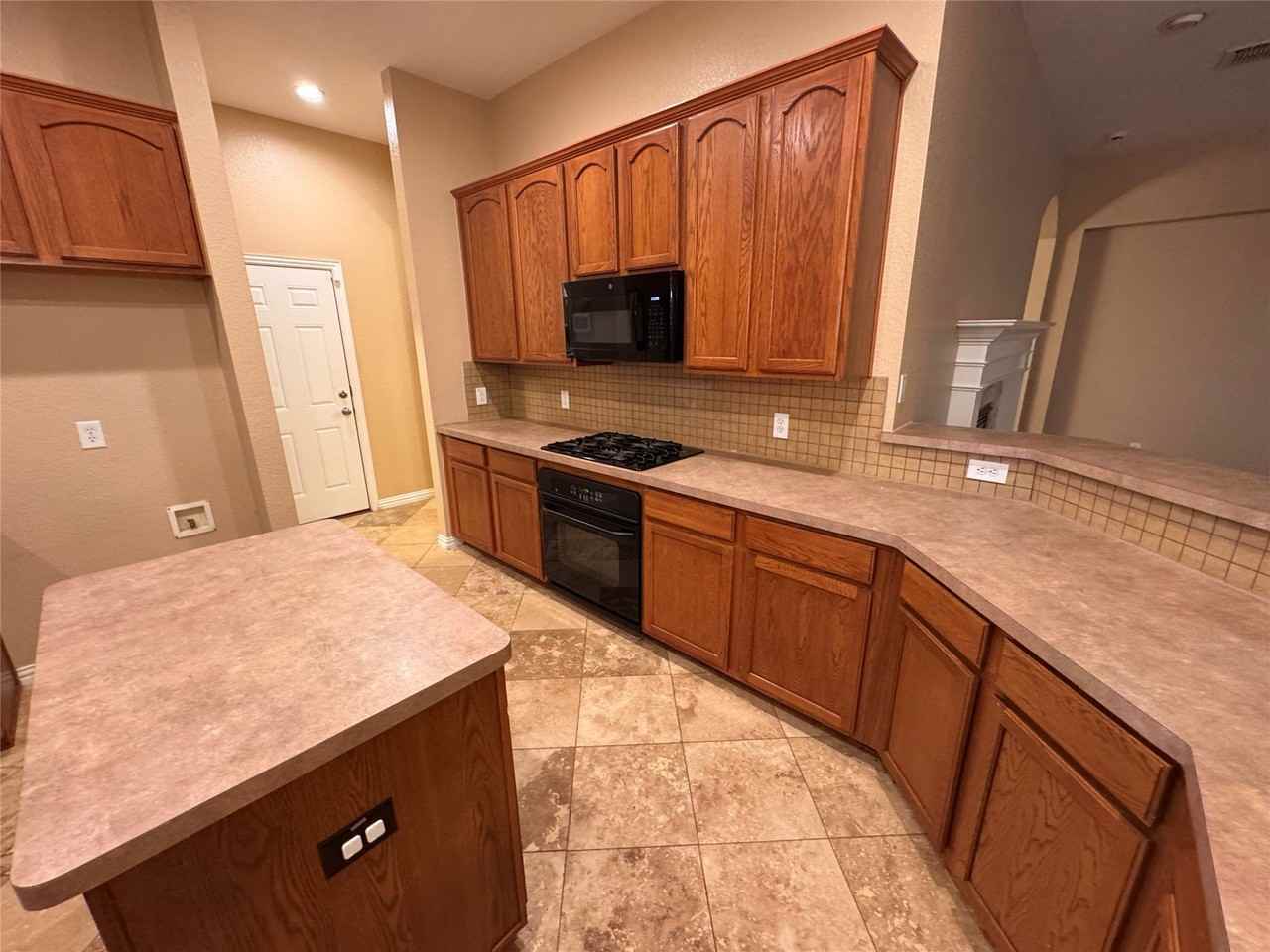 3011 Clear Springs Dr - Photo 4 of 31