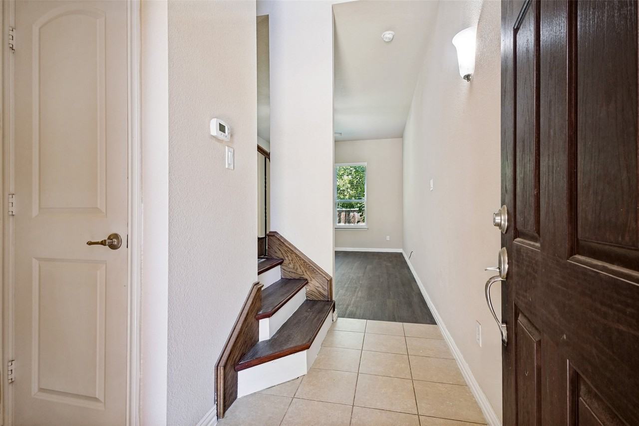 241 Barrington Ln - Photo 4 of 25