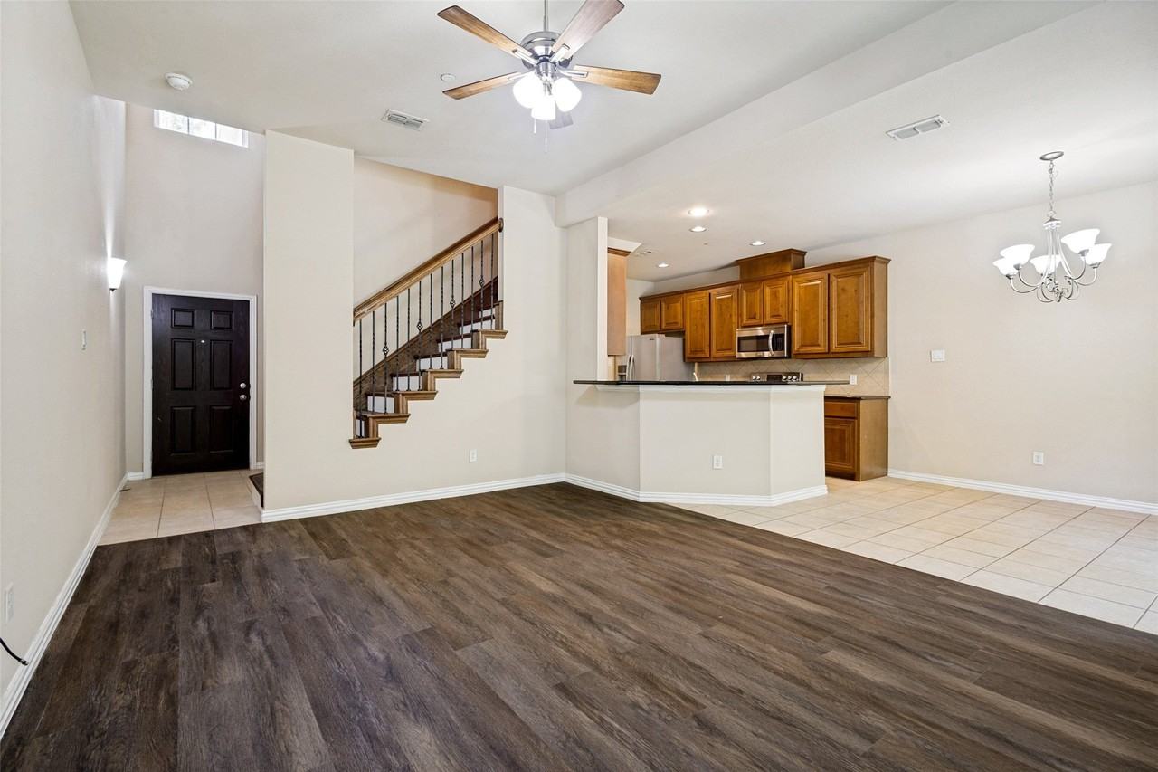 241 Barrington Ln - Photo 5 of 25