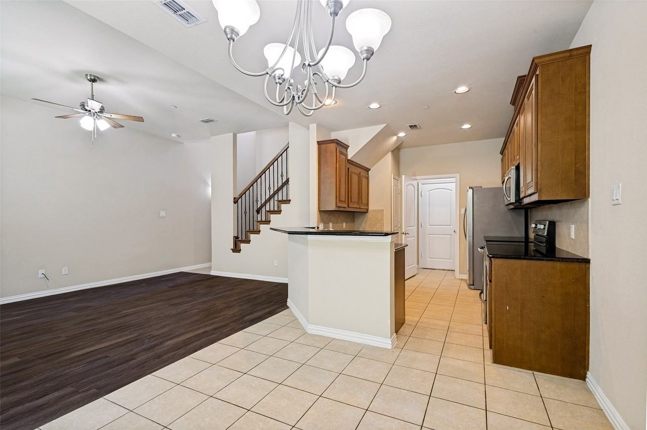 241 Barrington Ln - Photo 6 of 25