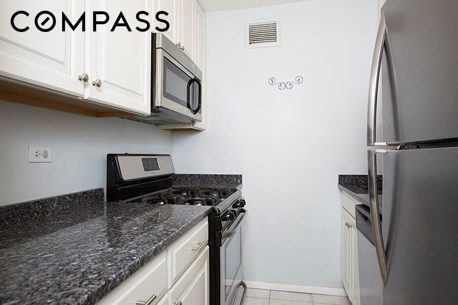 300 Rector Pl #8E - Photo 3 of 13