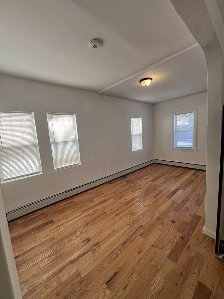 183 Beach 25th St - Photo 6 of 9
