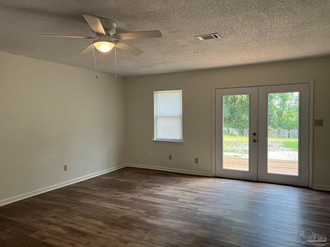 3244 Maplewood Dr - Photo 4 of 12
