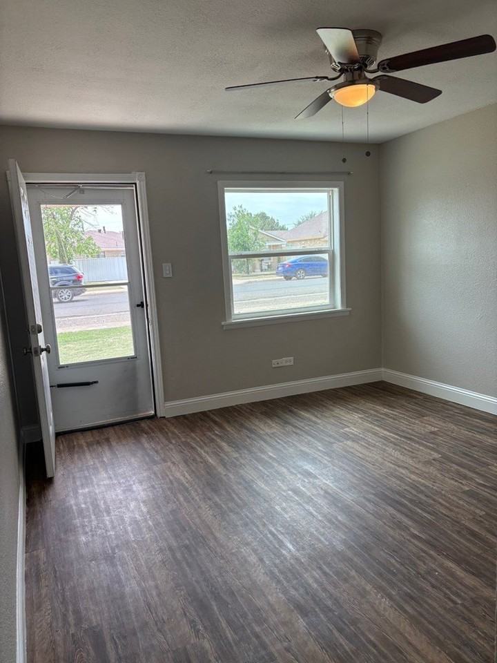 3212 W Kansas Ave - Photo 3 of 10
