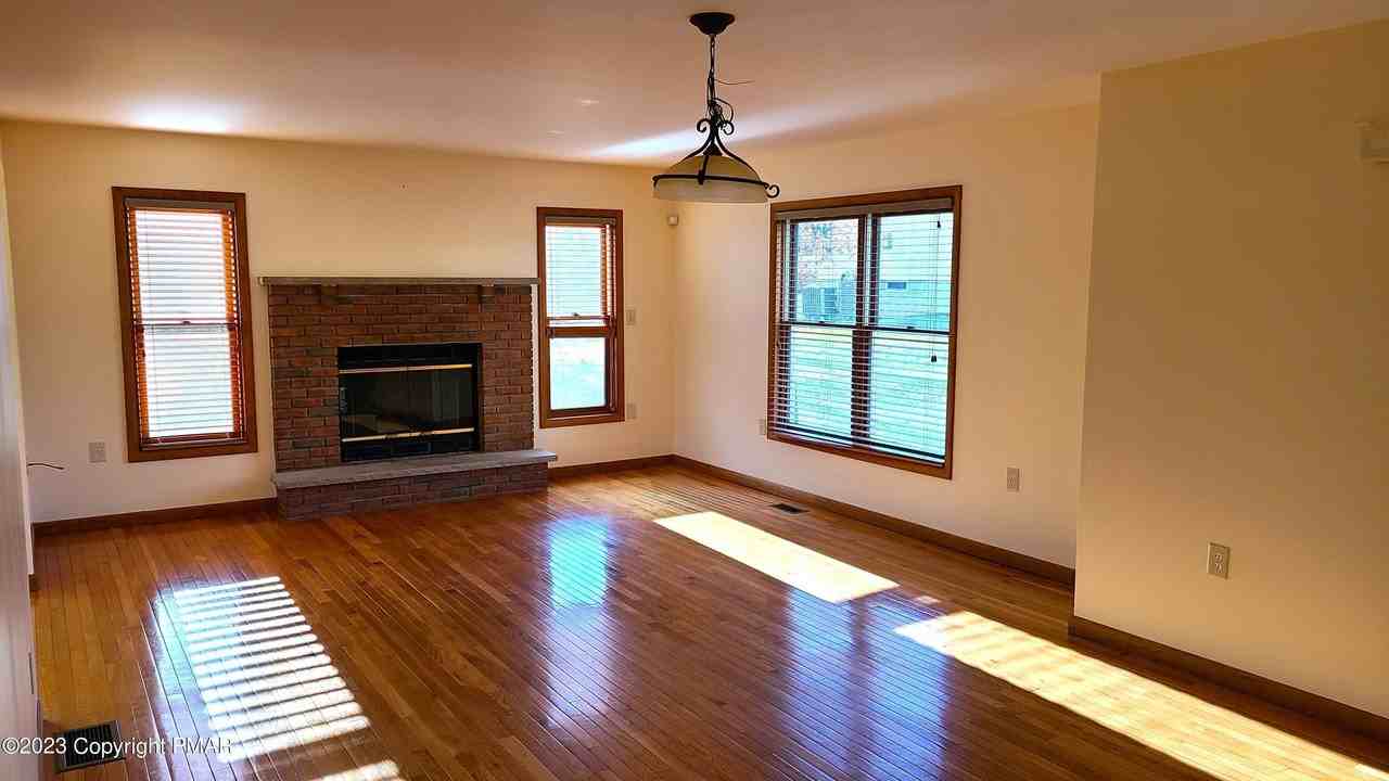 907 Thornberry Ct - Photo 2 of 27