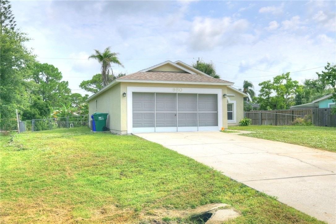 980 Dolphin Ave - Photo 2 of 36