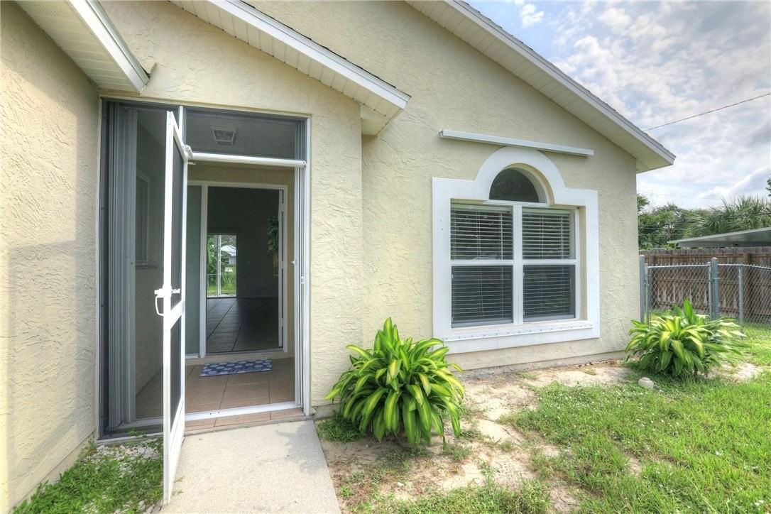 980 Dolphin Ave - Photo 3 of 36