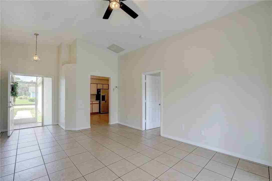 980 Dolphin Ave - Photo 4 of 36