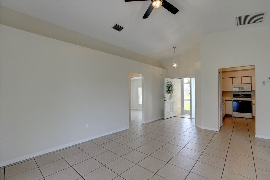 980 Dolphin Ave - Photo 5 of 36