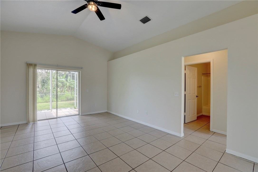 980 Dolphin Ave - Photo 6 of 36