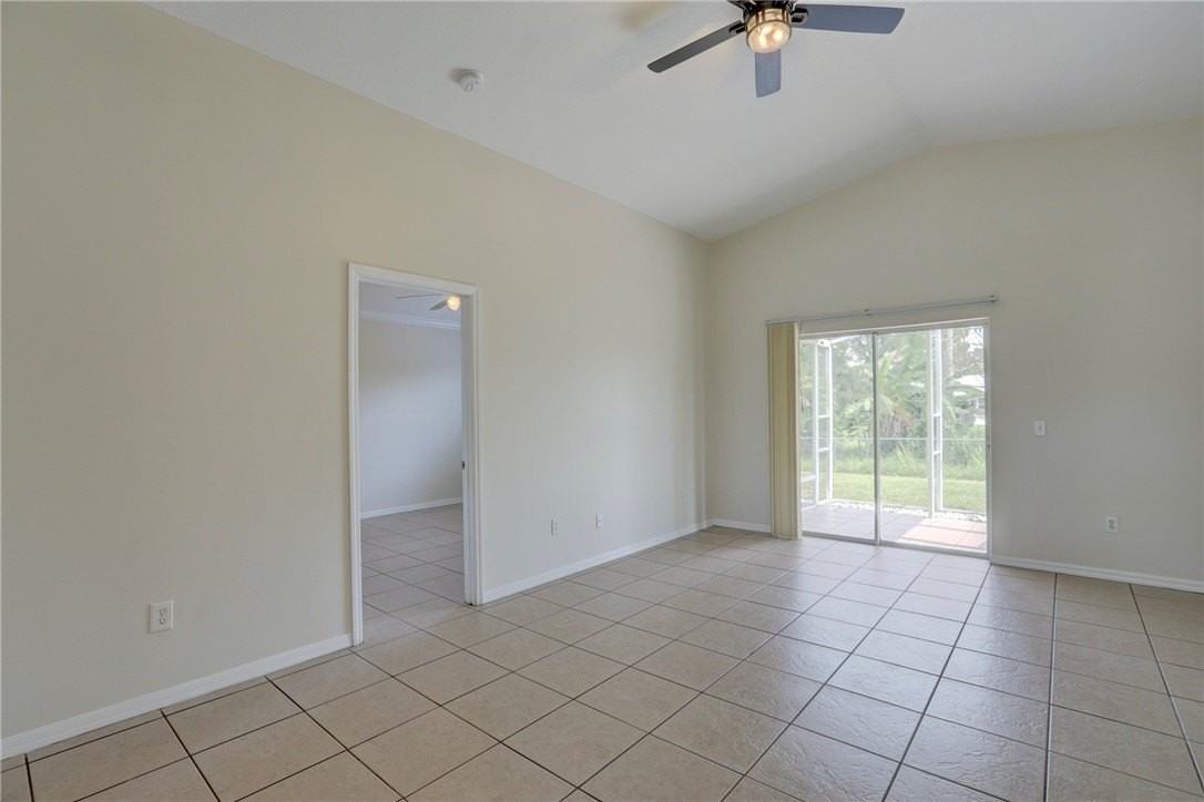 980 Dolphin Ave - Photo 7 of 36