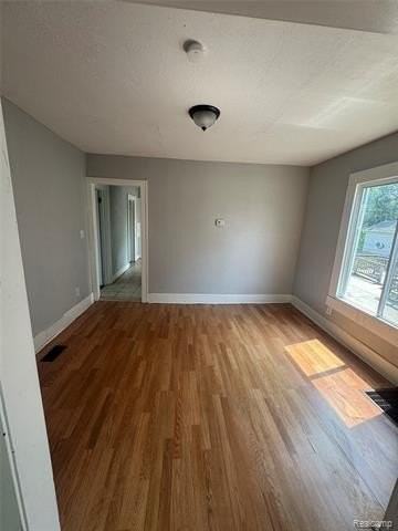 2176 Springle St - Photo 3 of 9