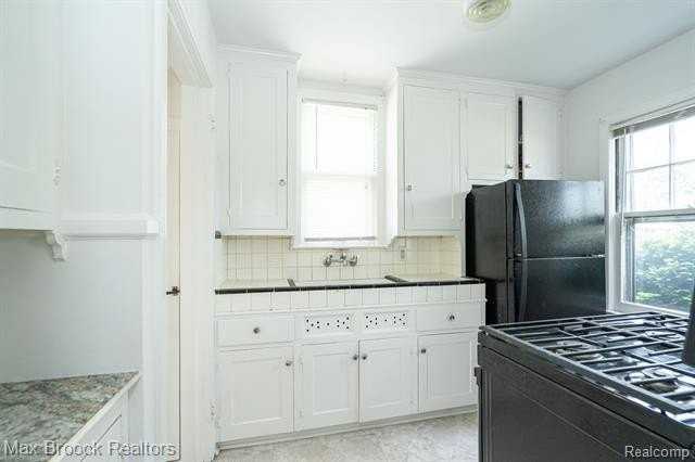 1587 Leroy St - Photo 7 of 25