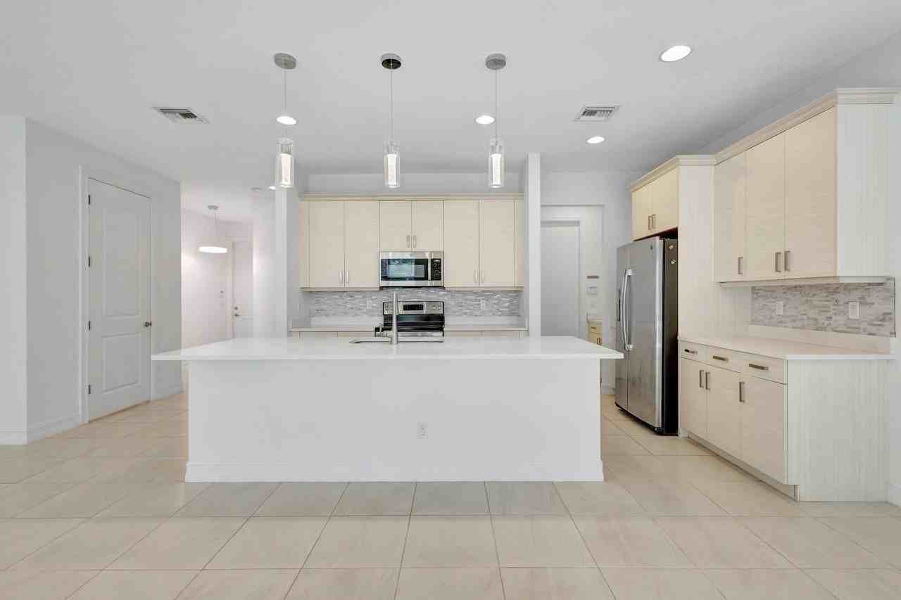 91 Palm Ln