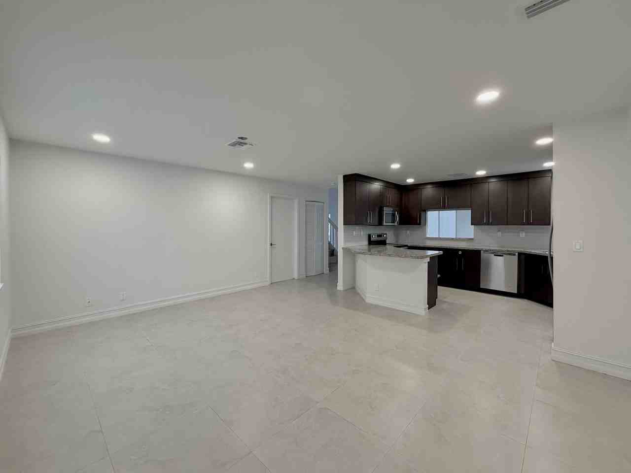 21440 Millbrook Ct - Photo 3 of 34