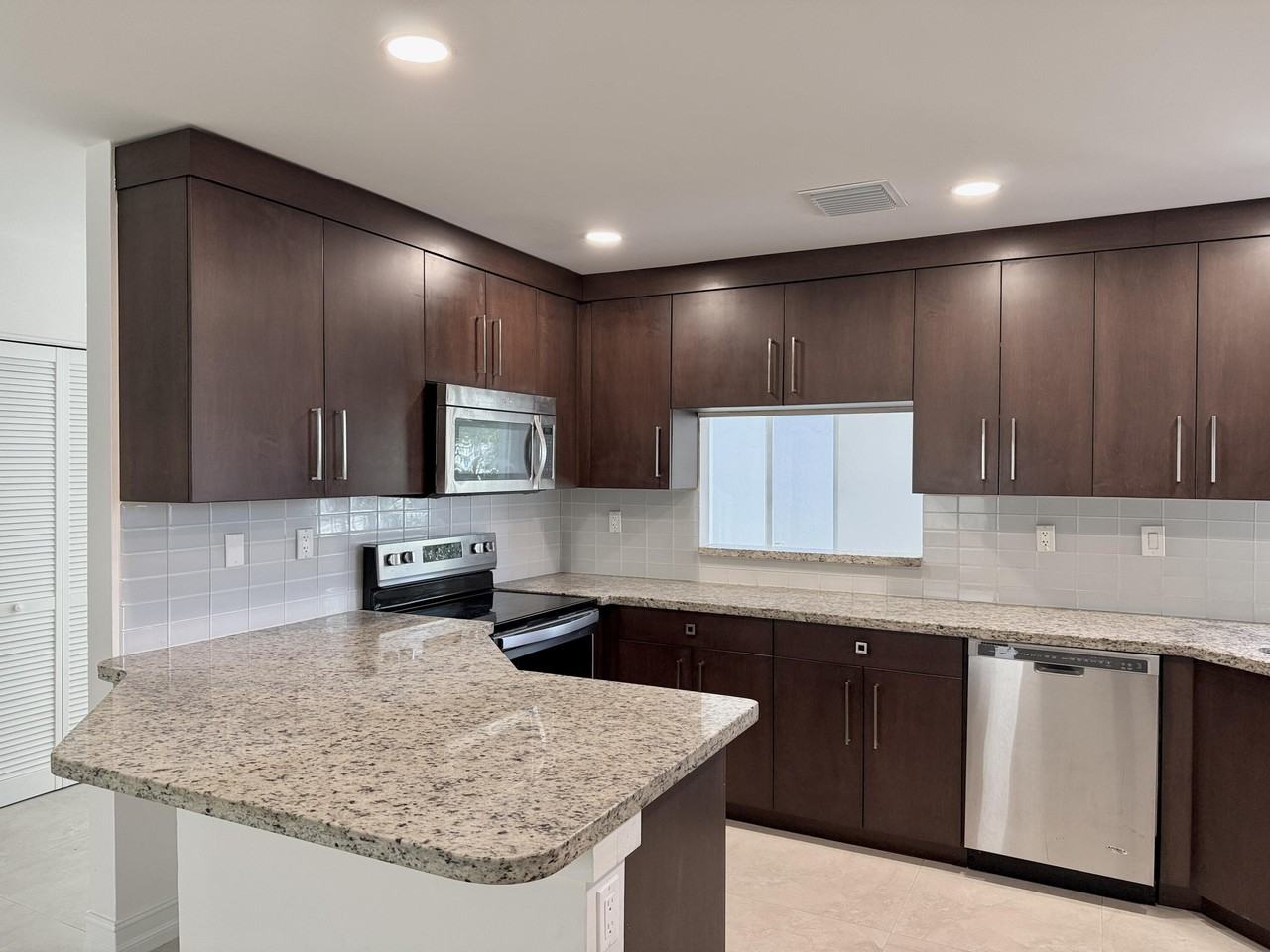21440 Millbrook Ct - Photo 4 of 34