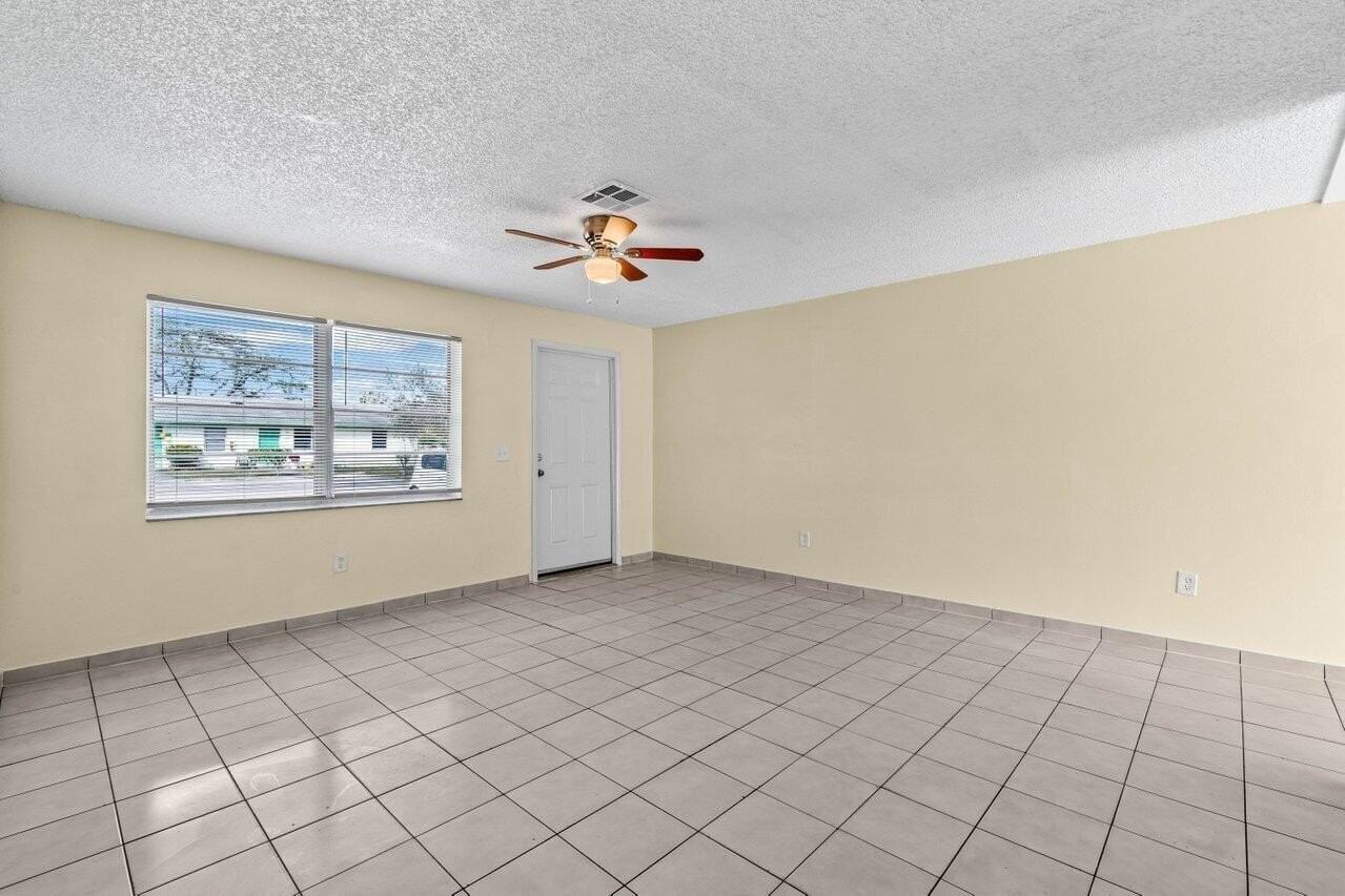 4863 Gulfstream Rd - Photo 4 of 20
