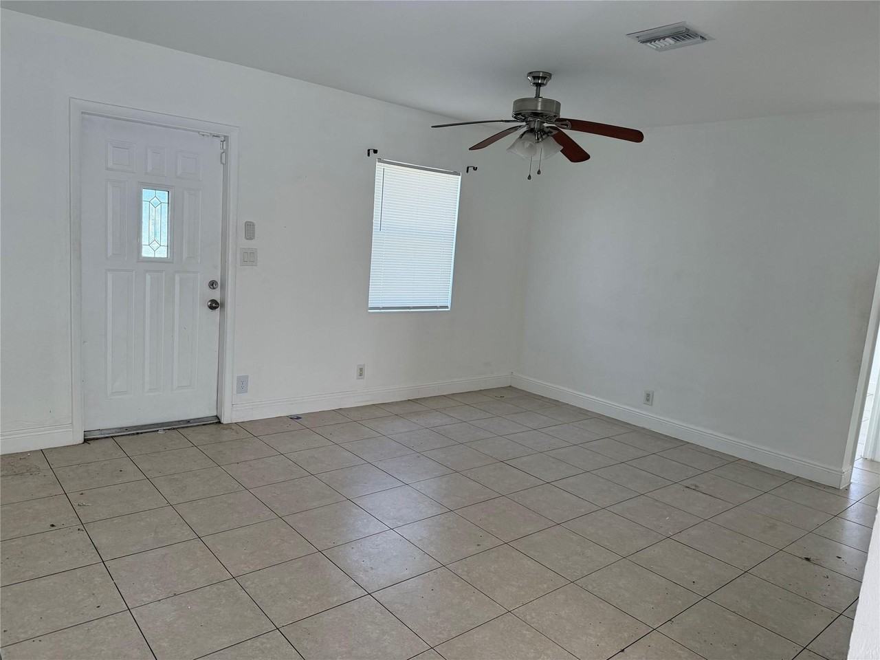 1139 Nw 9th Ave - Photo 4 of 21