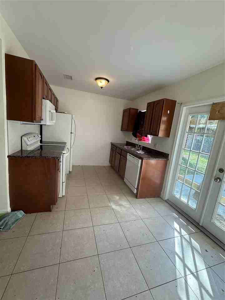 1139 Nw 9th Ave - Photo 5 of 21