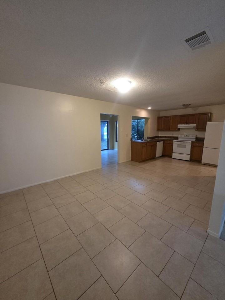 1917 Se Burgundy Ln - Photo 2 of 9