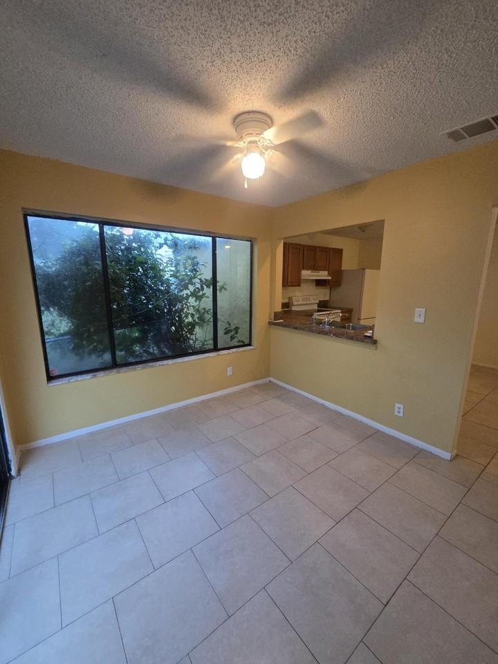 1917 Se Burgundy Ln - Photo 4 of 9