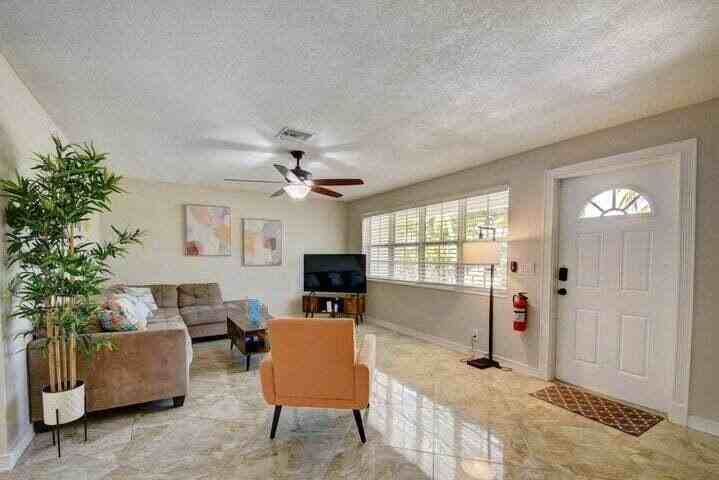 168 Se 31st Ave - Photo 4 of 37