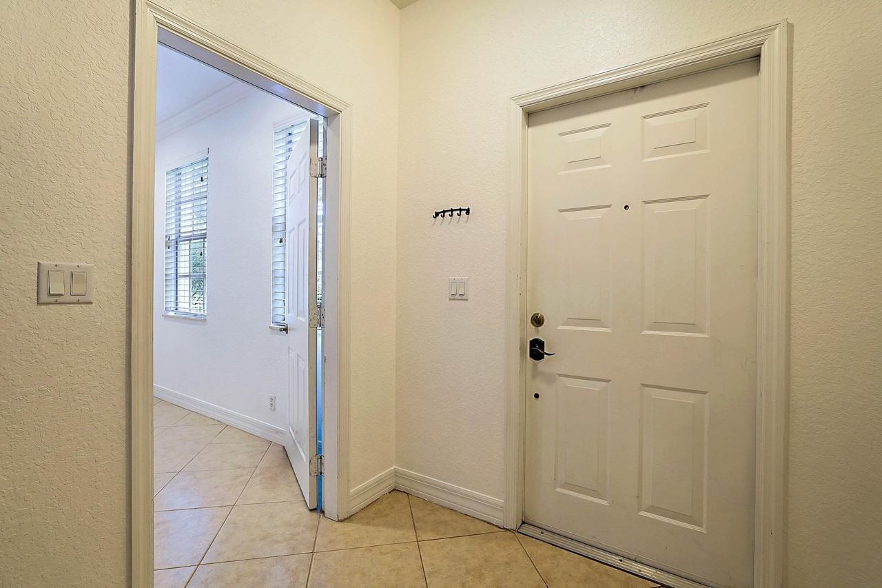 241 E Thatch Palm Cir - Photo 3 of 19